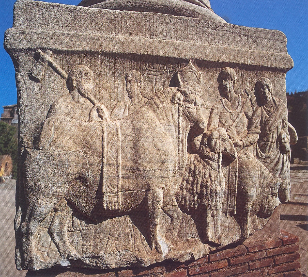 La « base des Décennales » (pour un monument célébrant la Tétrarchie), Forum romain.